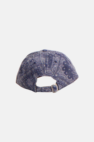 Blauwe pet van NEW ERA met paisley-patroon en een verstelbare gespsluiting aan de achterkant.
