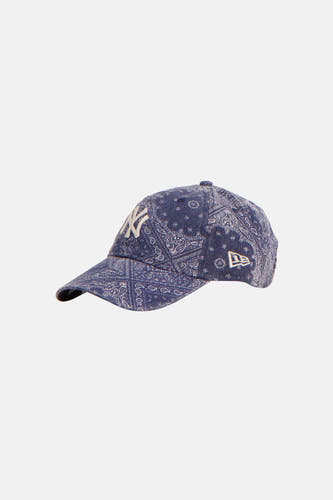Blauwe pet van NEW ERA met paisley-patroon en logo op de voorkant.