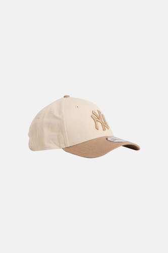 Beige pet van New Era, met het logo van New York Yankees geborduurd.