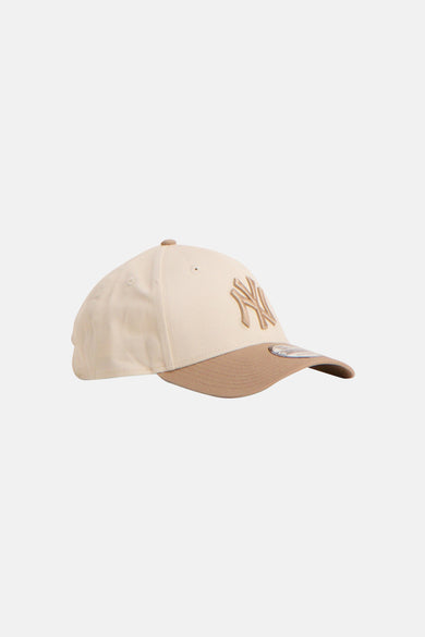 Beige pet van New Era, met het logo van New York Yankees geborduurd.