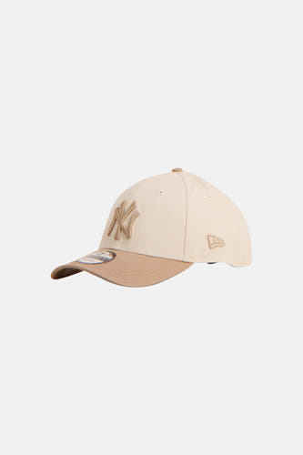 Beige pet van NEW ERA met geborduurde merklogo, bruine klep en verstelbare sluiting.