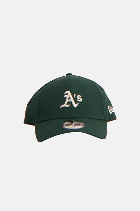 Groene pet van NEW ERA, met een geborduurde witte "A" op de voorkant en verstelbare band.