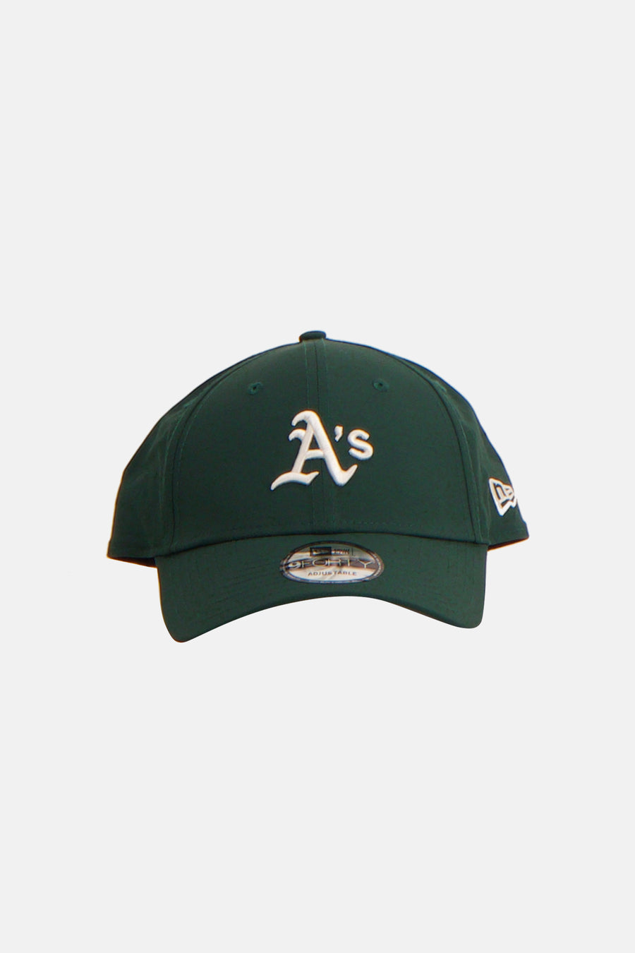 Groene pet van NEW ERA, met een geborduurde witte "A" op de voorkant en verstelbare band.