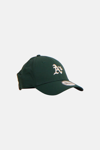 Groene pet van New Era, met een geborduurde logo aan de voorkant.