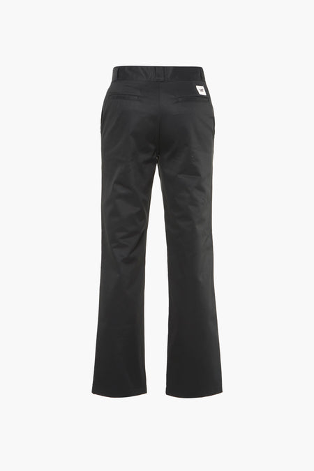 Zwarte chino van CATERPILLAR, achteraanzicht met een effen stof.