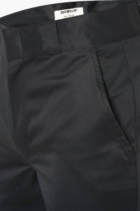Zwarte chino van CATERPILLAR, met schuine zakken en een subtiele textuur.