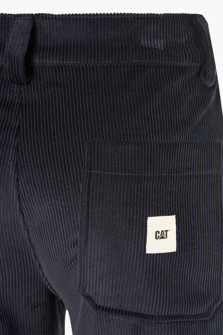 Blauwe cargobroek van CATERPILLAR, met een corduroy textuur en een achterzak met logo-patch.
