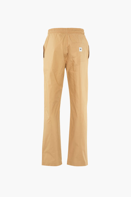 Beige broek van CATERPILLAR met elastische tailleband en steekzakken, gezien van achteren.
