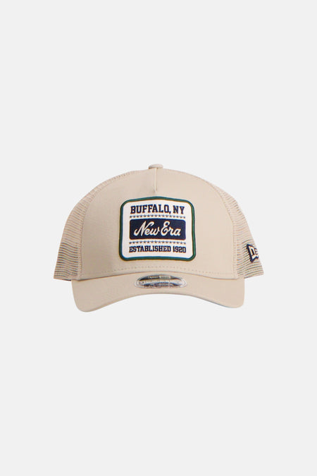 Beige truckerpet van NEW ERA met Buffalo NY patch, meshzijden en logo op klep, front view