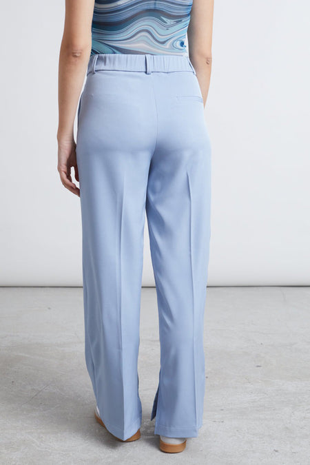 Pantalon bleu de 24 couleurs, avec des jambes larges et des fentes à la base.
