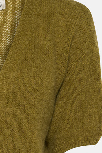 Groene cardigan van Terra di Siena, met een zachte, pluizige textuur en een losse pasvorm.
