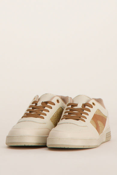 Sneakers beige de ZEB STYLE LAB, vue arrière avec des détails de texture et une semelle rayée.
