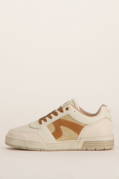 Sneakers beige de ZEB STYLE LAB, avec des lacets bruns et un accent brun scintillant sur le côté, en vue latérale.
