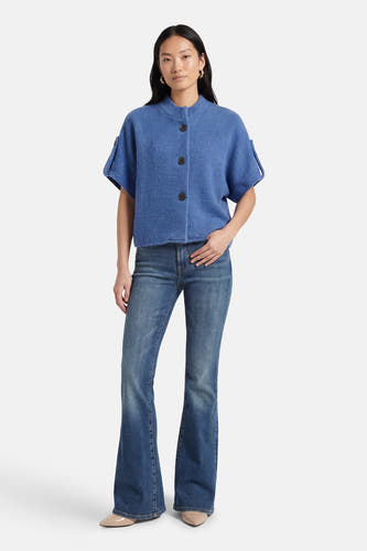 Blauwe cardigan van Terra di Siena met korte mouwen en een knoopsluiting, gedragen met jeans.
