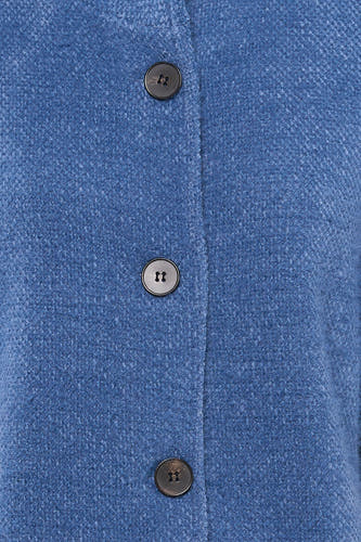 Blauw vest van Terra di Siena, met grove textuur en knoopsluiting in het midden.
