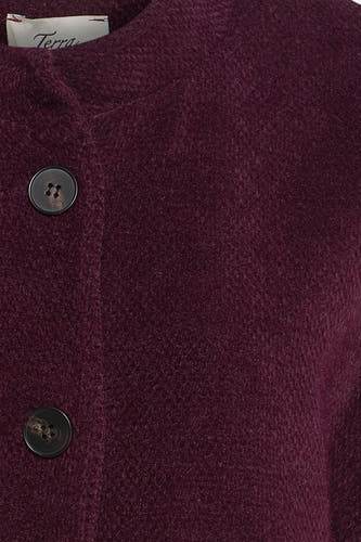 Bordeaux vest van Terra di Siena, met donkere knopen en een wollige textuur.