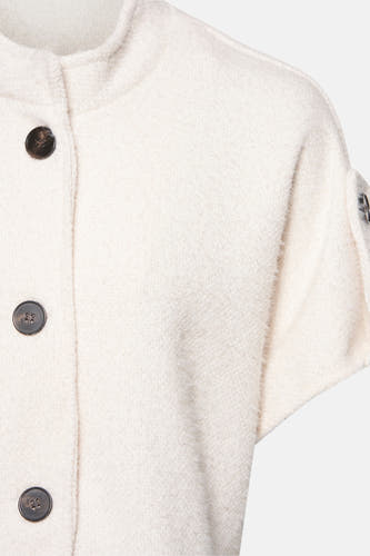 Cardigan écru de Terra di Siena, avec fermeture à boutons et manches courtes, dans une texture bouclée douce.
