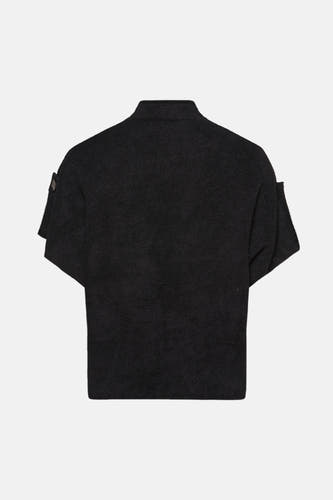 Cardigan noir de Terra di Siena, avec des manches courtes et des boutons décoratifs sur les épaules.