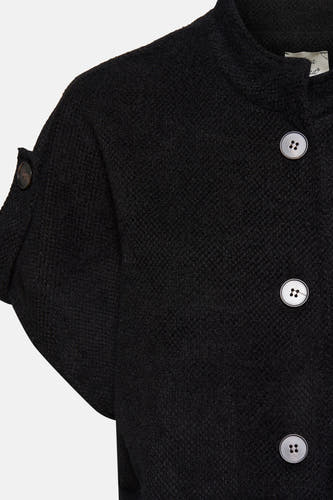 Veste noire de Terra di Siena avec des boutons blancs et une manche avec détail de bouton.