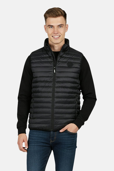 Zwarte bodywarmer van Cars, met horizontale stiksels en een opstaande kraag, gedragen over een zwart shirt en donkere jeans.
