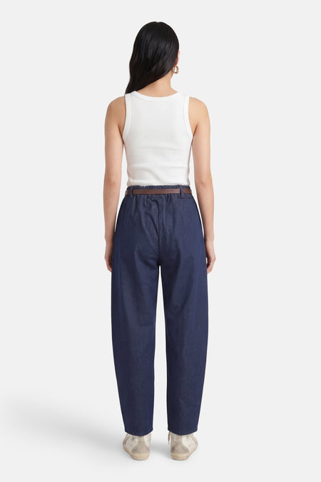 Donkerblauwe mom jeans van Terra di Siena, met een donkerbruine riem en schoenen.