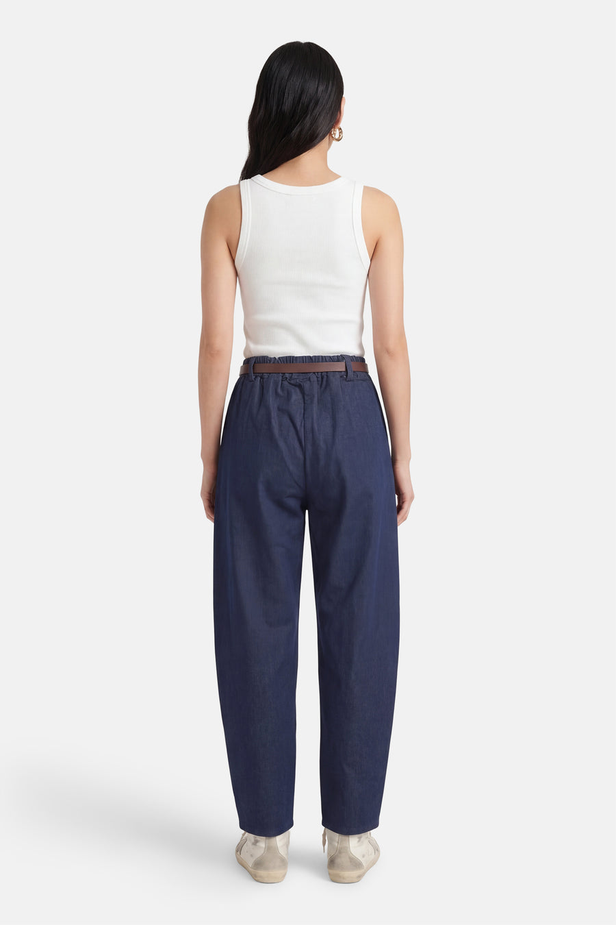 Mom jeans bleu foncé de Terra di Siena, avec une ceinture et des chaussures marron foncé.