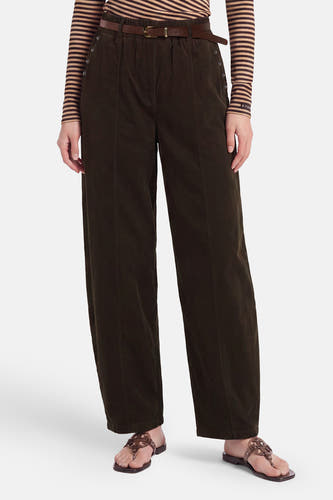 Bruine 5-pocket broek van Terra di Siena, wijde pasvorm met ritsdetails aan de zijkant, gedragen met gestreept shirt en bruine riem