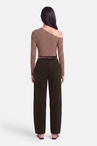 Bruine 5-pocket broek van Terra di Siena, achterzijde, met elastische taille en riem, wijde pijpen, corduroy textuur