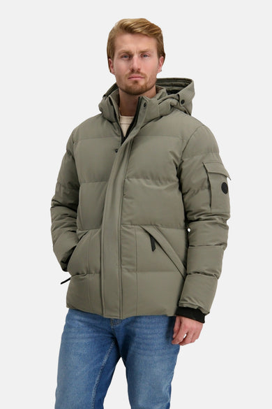Korte grijze jas van Cars met capuchon, zakken en blauwe jeans.

