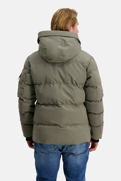 Korte grijze jas van Cars, gezien vanaf de achterkant, met capuchon en blauwe jeans.
