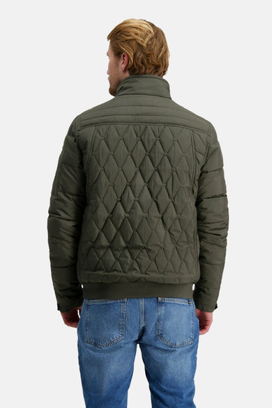 Manteau vert court de Cars, avec un motif de lunettes sur le dos et des jeans bleus.