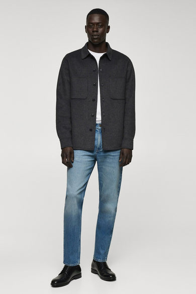 Tapered jeans van MANGO, gecombineerd met een grijs overhemd en een wit T-shirt.