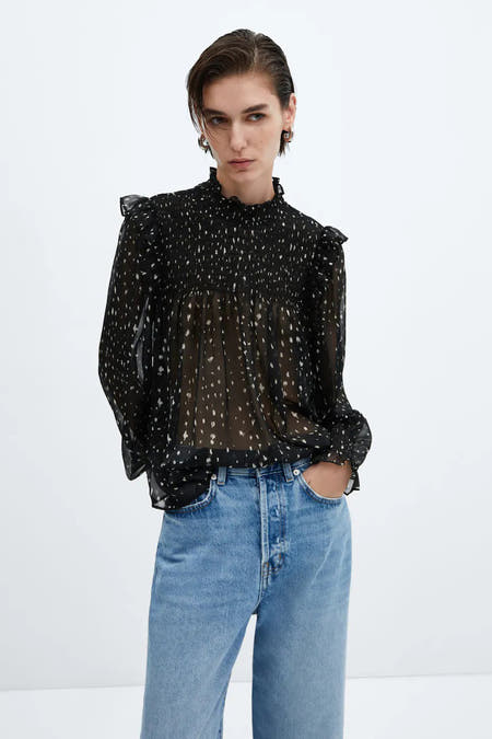 Blouse noire de MANGO, à longues manches et à carreaux, associée à un jean bleu.