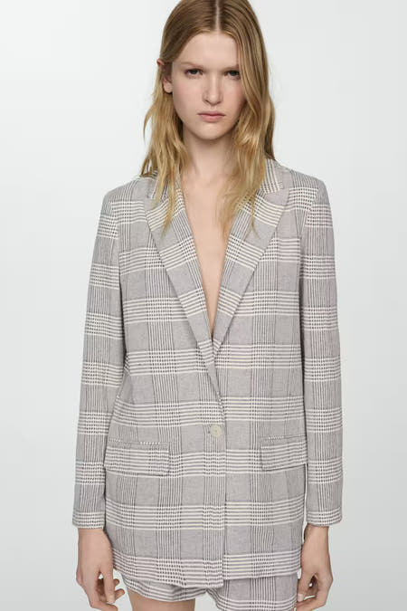 Blazer gris MANGO avec un motif à carreaux et des manches longues.