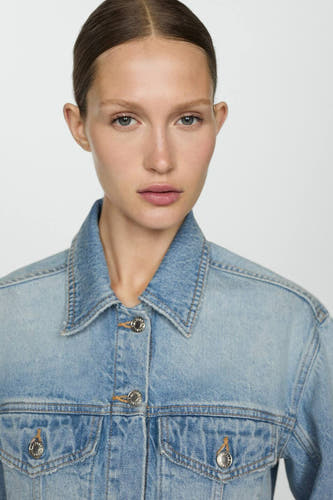 Denim jeansjas mid blue denim van MANGO, met zilverkleurige knopen en borstzakken.