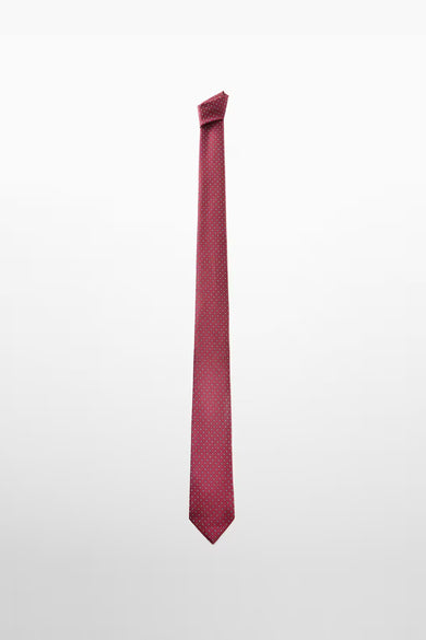 Daim rouge de MANGO avec un fin motif à points sur un fond clair.