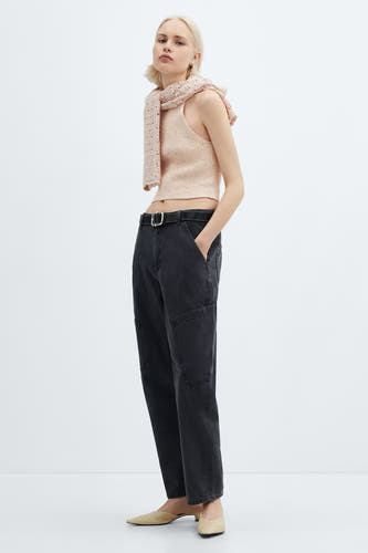 Roze tanktop van MANGO, gecombineerd met een losse sjaal, een zwarte broek met riem en beige schoenen.