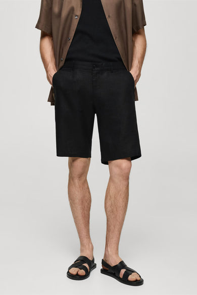 Short noir de MANGO, avec une fermeture éclair et une fermeture à nœud, terminé par un accent beige le long des bords.