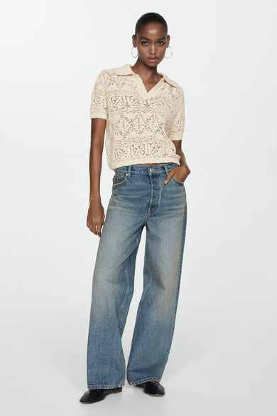 Beige gebreide pull met ronde hals van MANGO, luchtig openwerkpatroon, korte mouwen, model in lifestyle pose