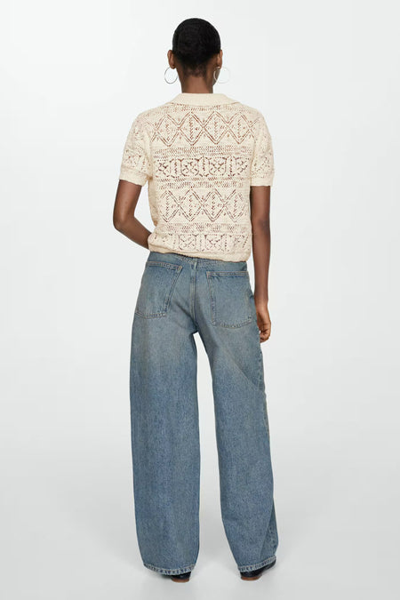 Beige ronde hals trui van MANGO met openwerk patroon, korte mouwen, rugzicht, gedragen met wijde jeans