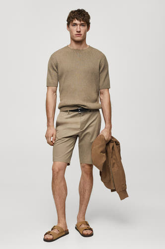 Bruine short van MANGO, met riem, gecombineerd met een bruin shirt en sandalen.