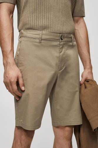 Bruine short van MANGO, effen van kleur, met een gladde textuur, gedragen met een geribbelde top.