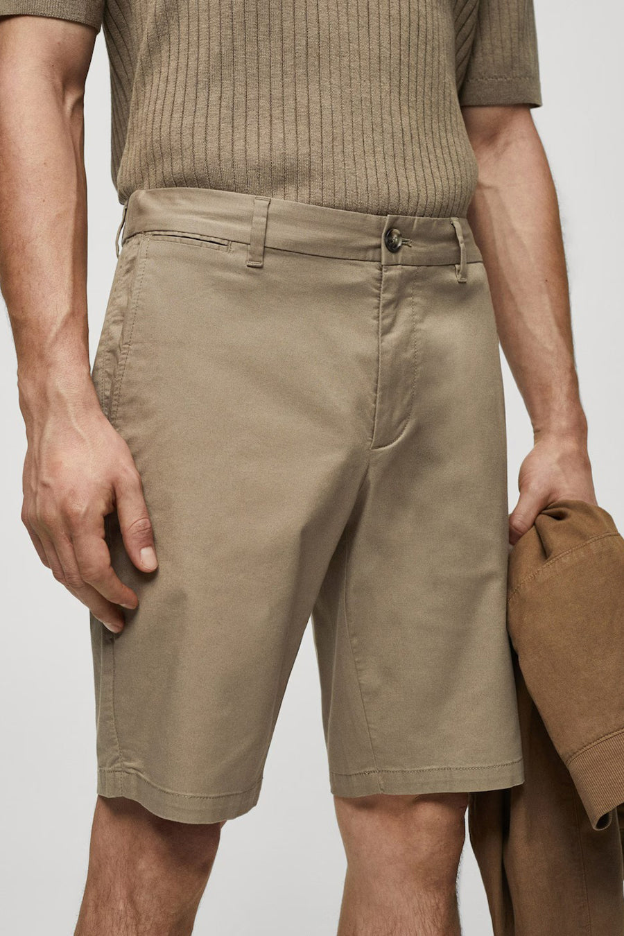 Bruine short van MANGO, effen van kleur, met een gladde textuur, gedragen met een geribbelde top.
