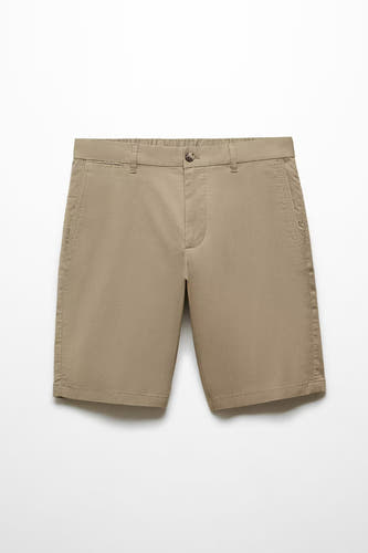 Bruine short van MANGO, met knoopsluiting en steekzakken, liggend op een witte achtergrond.