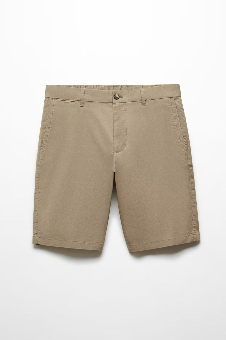 Bruine short van MANGO, met knoopsluiting en steekzakken, liggend op een witte achtergrond.