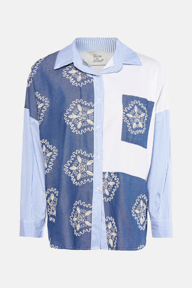 Blauw overhemd met lange mouwen van Terra di Siena, met witte borduurpatronen en een gestreept detail.
