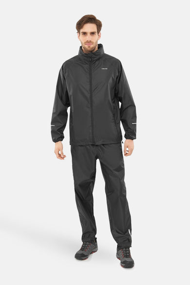 Veste noire de VIKING, avec longues manches, fermeture éclair et pantalon coordonné, ainsi que des chaussures de marche sombres.