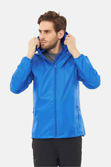 Blauwe jas van VIKING, met capuchon en een rits aan de voorkant, gedragen met een zwarte broek.