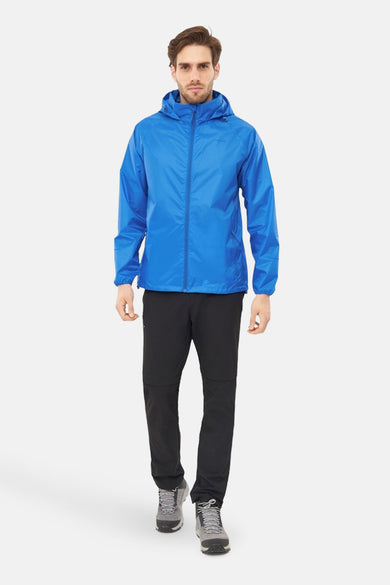Blauwe jas van VIKING, gedragen met zwarte broek en grijze wandelschoenen.