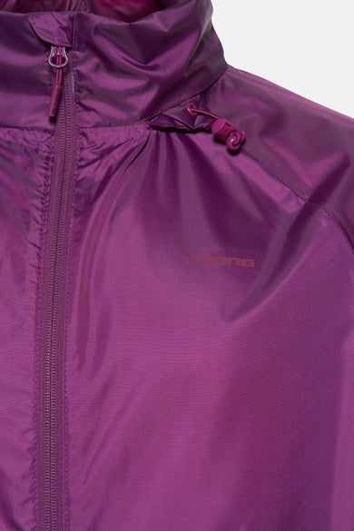 Manteau noir de VIKING, emballé avec une carte de produit contenant des informations sur l'imperméabilité et la respirabilité.